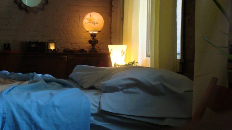 Beth's bedroom The Good Guy - Production design by Tommaso Ortino