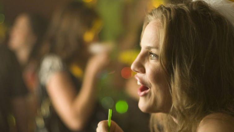 Party girl The Good Guy - Production design by Tommaso Ortino