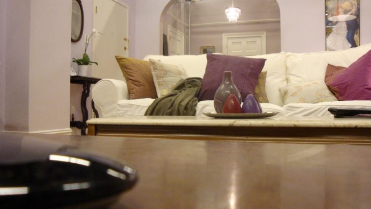 Living room The Good Guy - Production design by Tommaso Ortino